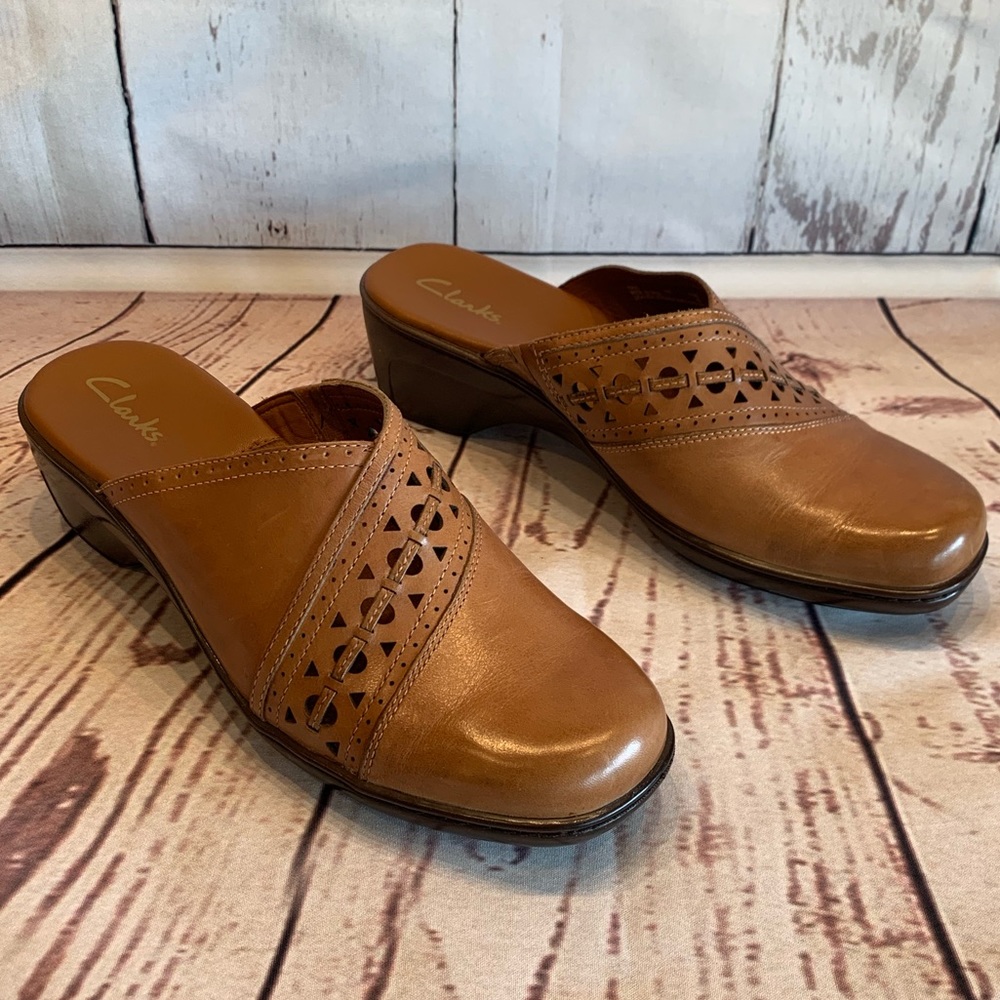 Clark’s size 10 Medium cut-out woven details